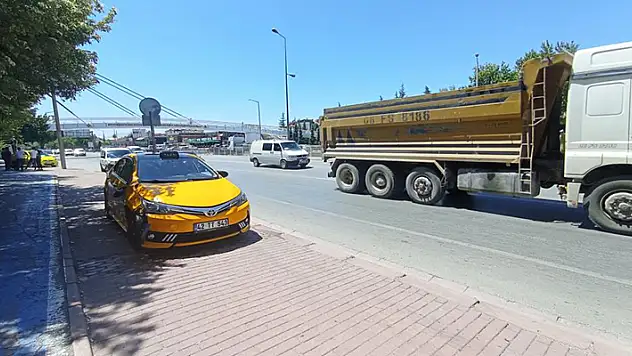 Konya'da yaya üst geçidi yerine caddeden geçmeye çalışan kişi otomobilin çarpmasıyla hayatını kaybetti