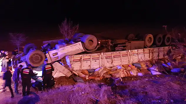 Konya'da yem yüklü tır devrildi! Kabinde sıkışan sürücü hayatını kaybetti