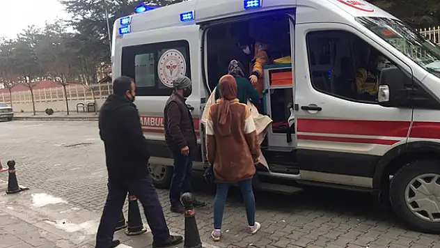 Konya'da yemek tenceresinin üzerine düşen çocuk yandı
