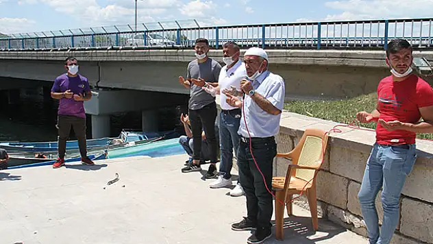 Konya'da yeni sezon böyle açıldı! Beyşehir Gölü'nde balıkçılar kurban kesip dua etti