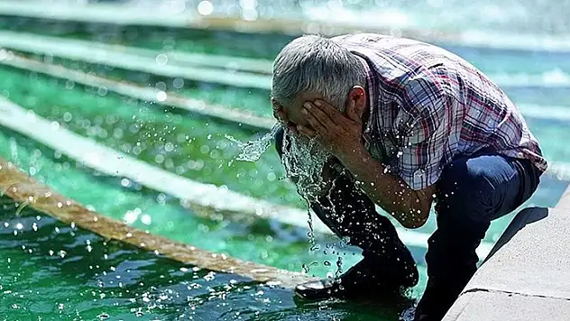 Konya'da yeni sıcaklık rekoru! Termometreler 40,9'u gördü