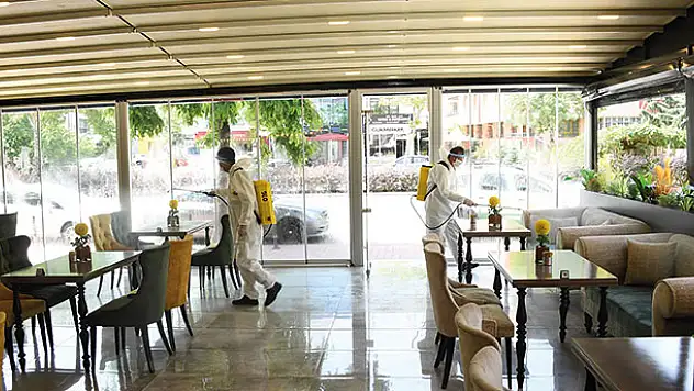 Konya'da yeniden açılan kafe ve kıraathanelerin dezenfeksiyonu yapılıyor
