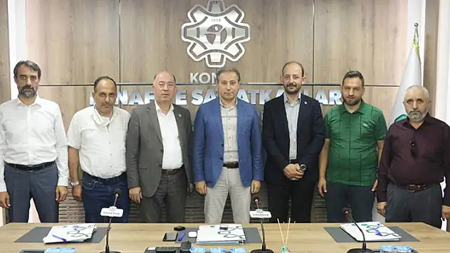 Konya'da yere düşen Türk bayrağını kaldıran minibüs şoförü ödüllendirildi
