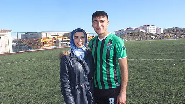Konya'da yeşil sahada maç öncesi evlilik teklifi