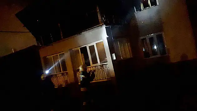 Konya'da yıldırım düşen 2 katlı ev yandı