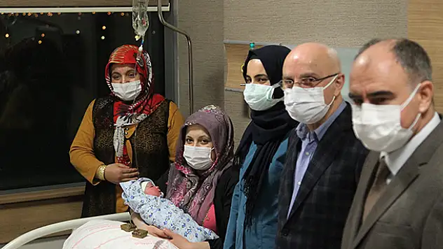 Konya'da yılın ilk bebeği doğdu, iki kutlama bir arada yapıldı