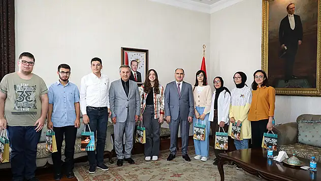 Konya'da YKS'de ilk 100'e giren öğrenciler protokolle buluştu
