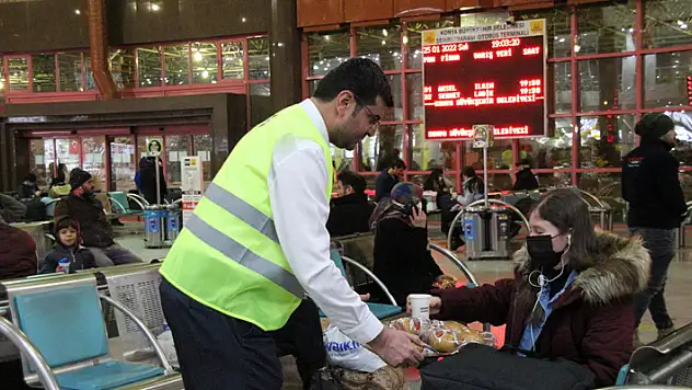 Konya'da yoğun kar nedeniyle otogarda bekleyen yolculara yemek ikramı yapıldı

