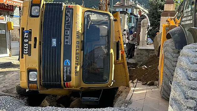 Konya'da yol göçtü kamyon çukura düştü