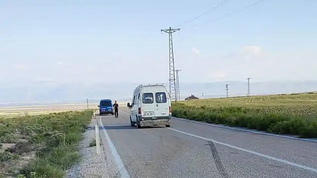 Konya'da yol kenarında duran araçtan inen çocuğa seyir halindeki minibüs çarptı
