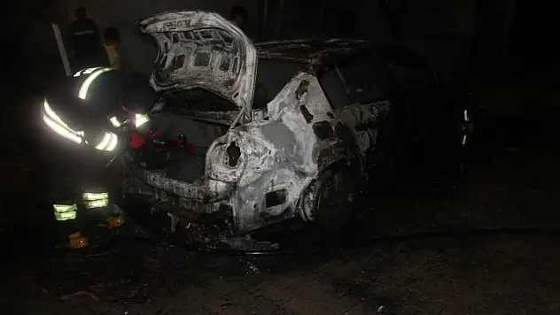 Konya'da yol kenarında park halinde olan biri kamyon 4 araç yandı
