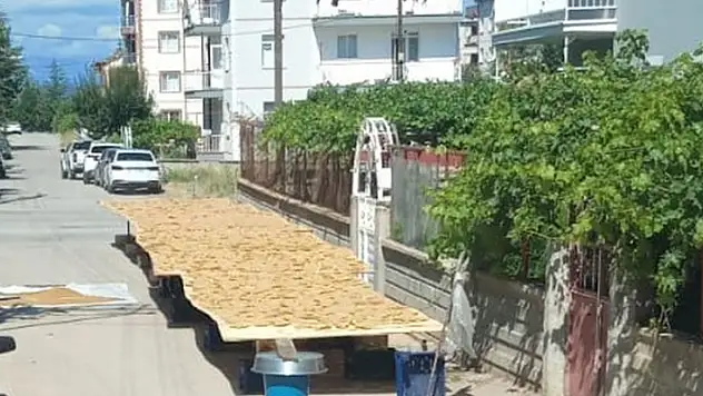 Konya'da yol kenarında tarhana kurutanlara ulaşımı engellemeyin uyarısı
