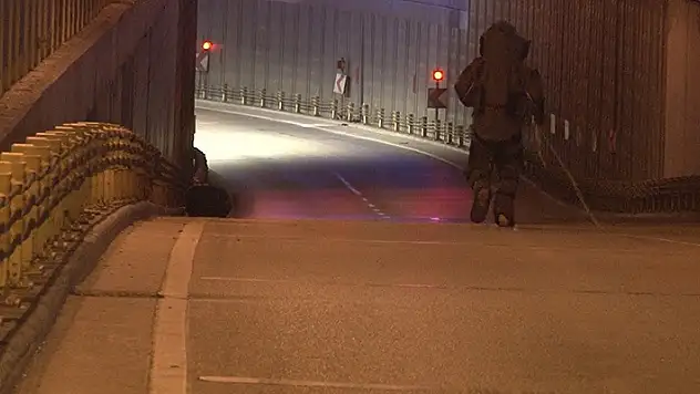 Konya'da yol kenarındaki şüpheli poşet fünye ile patlatıldı
