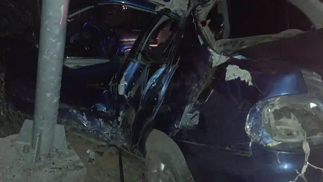 Konya'da yol kenarındaki tabelaya çarpan otomobilin sürücüsü öldü
