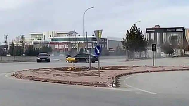 Konya'da yol ortasına park ettikleri otomobilin etrafında drift terörü estirdiler
