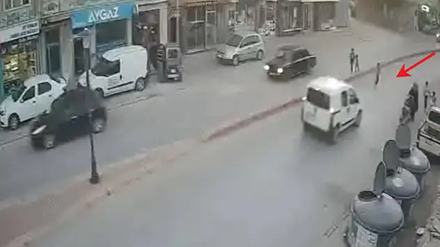 Konya'da yola fırlayan çocuğa araç çarptı! O anlar kamerada
