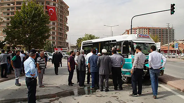 Konya'da Yolcu Minibüsü İle Otomobil Çarpıştı : 1 Yaralı
