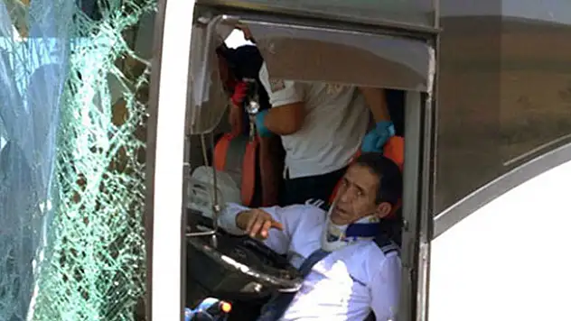 Konya'da yolcu obüsü iş makinesine çarptı: 15 yaralı