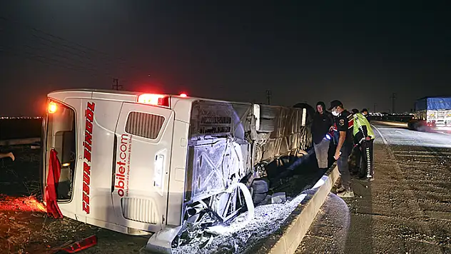 Konya'da yolcu otobüsü devrildi: 14 yaralı
