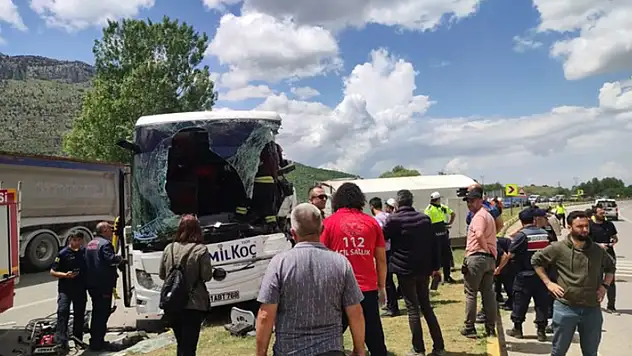 Konya'da yolcu otobüsü ile kamyonun çarpışması sonucu 2 kişi öldü
