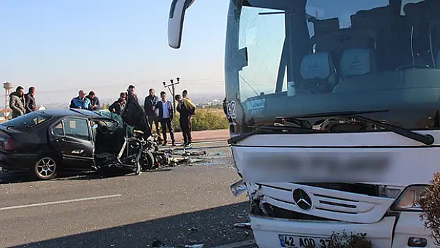 Konya'da Yolcu otobüsü ile otomobil kafa kafaya çarpıştı: 1'i ağır 2 yaralı