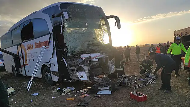 Konya'da yolcu otobüsü ile traktör çarpıştı: 8 yaralı