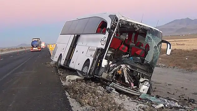 Konya'da yolcu otobüsü kamyonla çarpıştı: 1 ölü, 20 yaralı