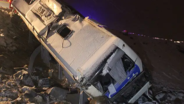 Konya'da yolcu otobüsü şarampole devrildi: 32 yaralı