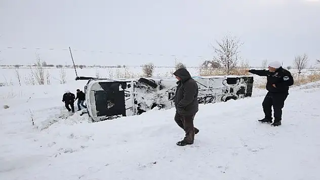 Konya'da yolcu otobüsü şarampole devrildi