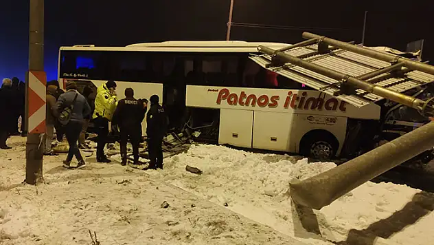 Konya'da yolcu otobüsünün bariyerlere çarptığı kazada 25 kişi yaralandı
