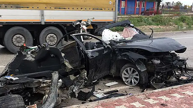 Konya'da Yolcu otobüsüyle çarpışan otomobil ikiye bölündü