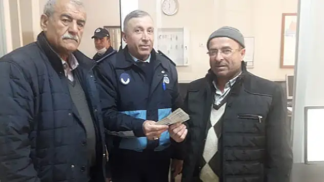 Konya'da yolda düşürülen paranın sahibi anons ile bulundu