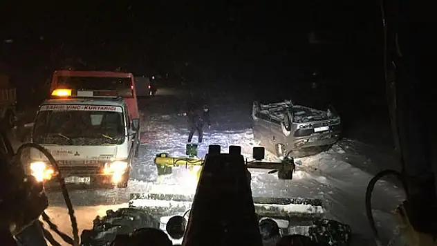 Konya'da yolda mahsur kalan ambulansı belediye ekipleri kurtardı 