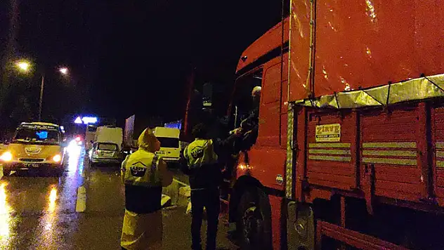 Konya'da yolda mahsur kalanlara belediyeden sıcak çorba ikramı