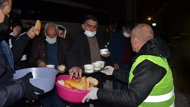 Konya'da yolda mahsur kalanlara çorba ikram edildi
