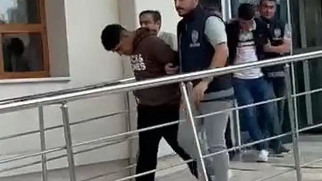 Konya'da yolda yürüyen kişinin cep telefonunu çalan 2 şüpheli yakalandı

