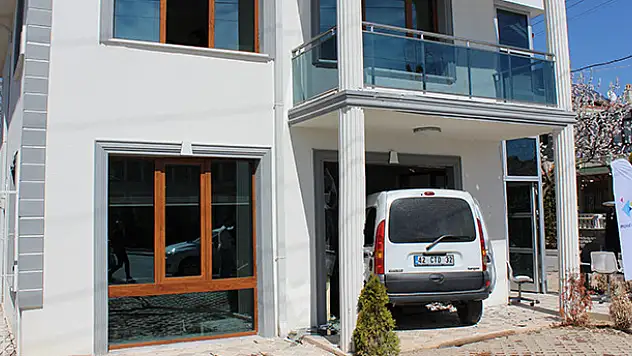 Konya'da yoldan çıkan araç iş yerine girdi