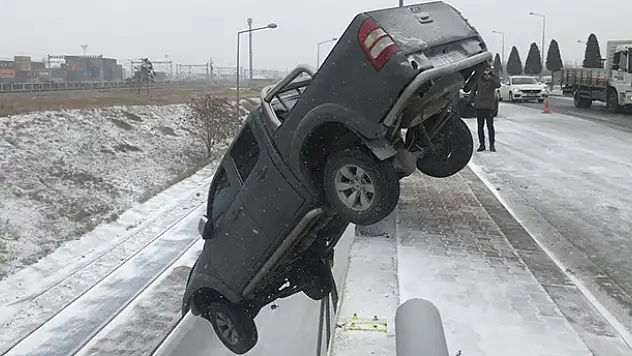 Konya'da yoldan çıkan kamyonet köprüde asılı kaldı