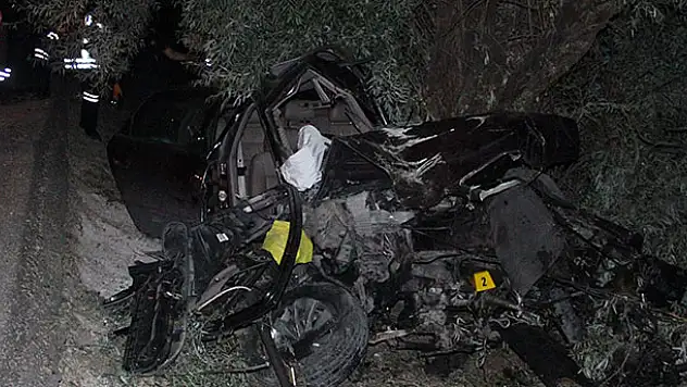 Konya'da Yoldan çıkan otomobil ağaçlara çarptı: 1 ölü, 1 yaralı