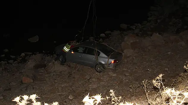 Konya'da yoldan çıkan otomobil kayalıklar üzerine düştü