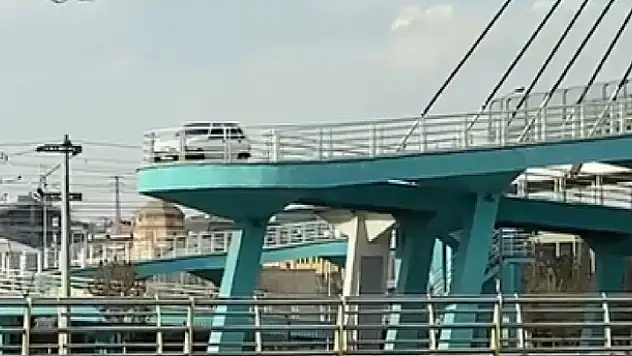 Konya'da yolu kısaltmak için yaya köprüsünden otomobiliyle geçmeye çalışan sürücü pes dedirtti