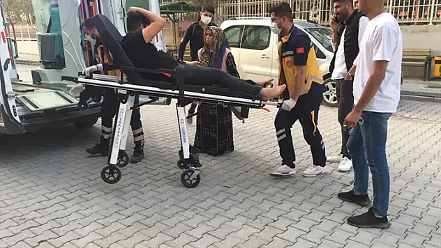 Konya'da yolun karşısına geçmek isteyen gencin ayağını otomobil ezdi
