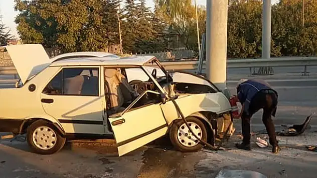 Konya'da yön levhası direğine çarpan otomobilin sürücüsü öldü