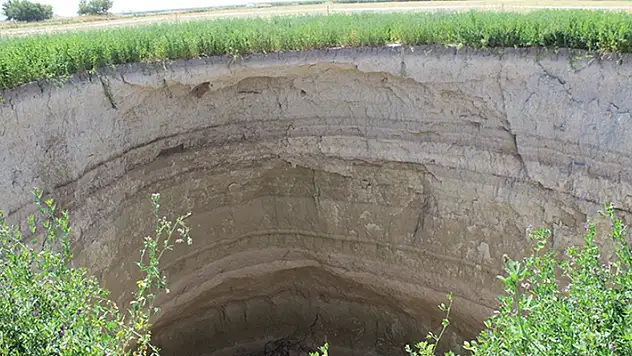 Konya'da yonca tarlasında 20 metre derinliğinde obruk oluştu

