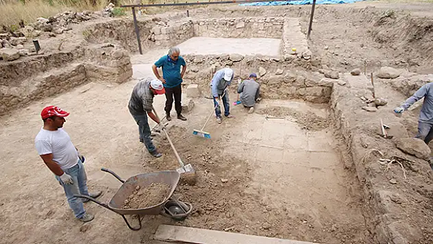 Konya'da yonca tarlasında çıkan bin 400 yıllık mozaik koruma altına alındı
