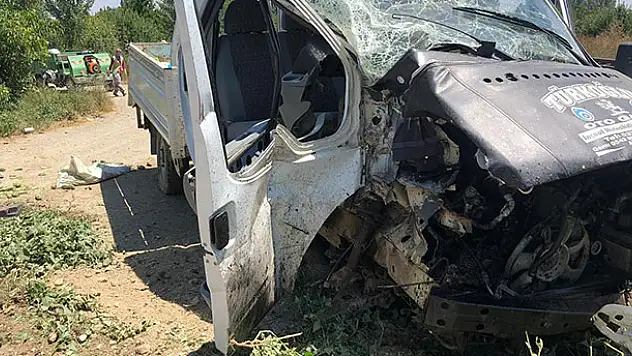 Konya'da yük treni kamyonete çarptı: 4 yaralı