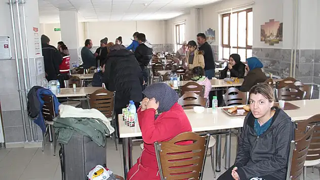 Konya'da yurtlara yerleşen depremzedeler yaşadıklarını anlattı
