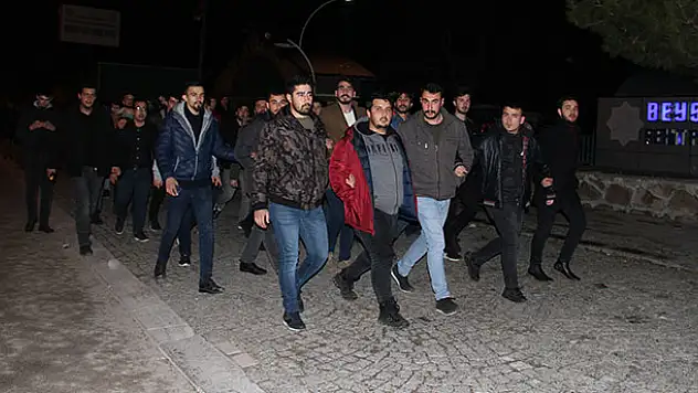 Konya'da yurtta kalan öğrenciler şehitler için yürüdü