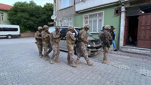 Konya'da Yüzüncü Yıl Operasyonu'nda uyuşturucu tacirlerine eş zamanlı baskın