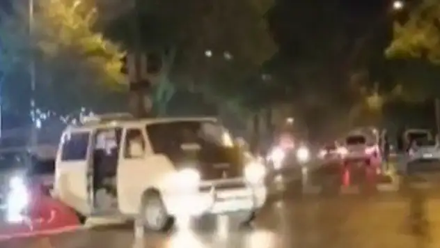 Konya'da zafer kutlamasına çıkan kişi seyir halinde kapısı açık minibüsten böyle düştü
